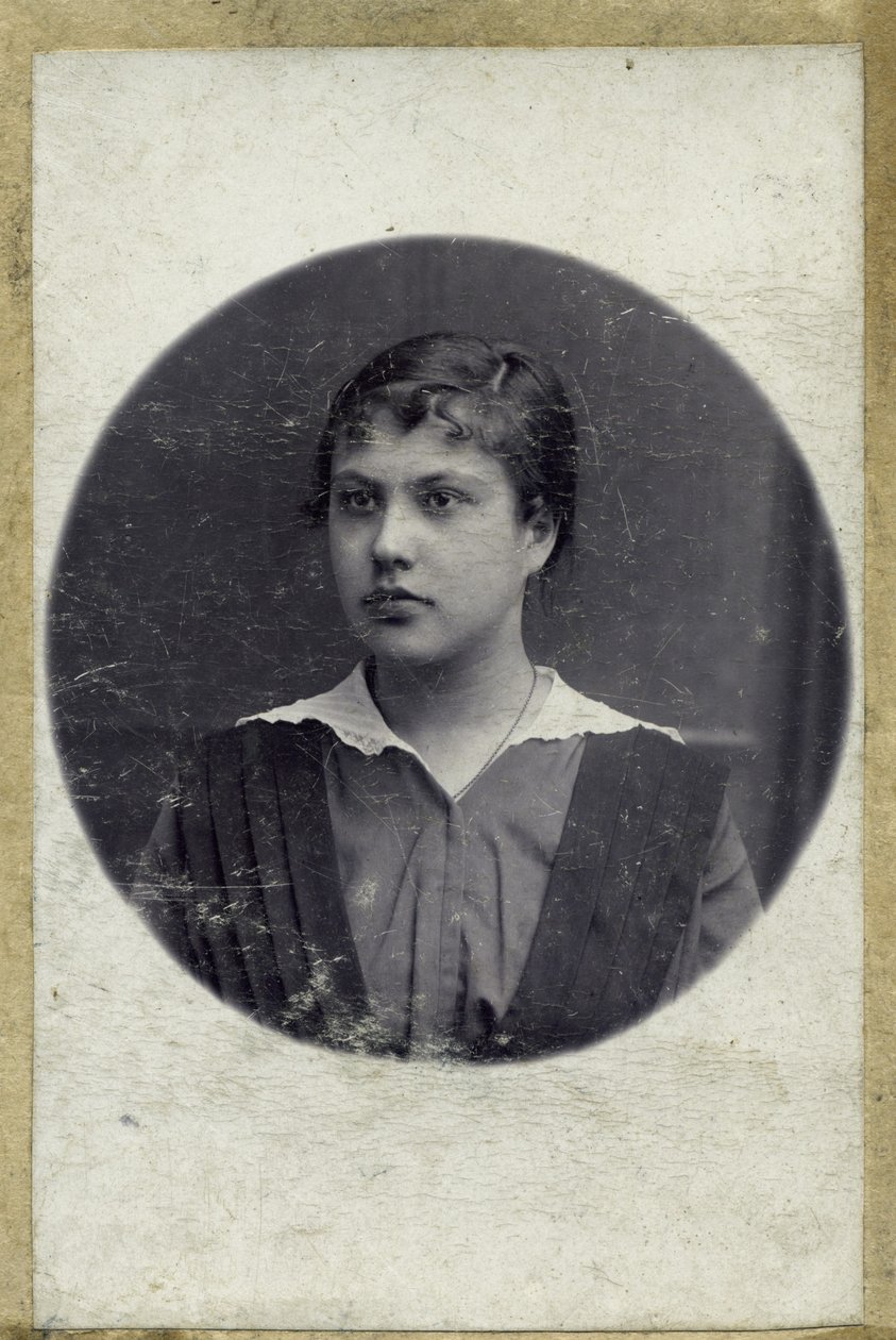 Zabytkowy portret młodej dziewczyny. Zdjęcie zostało zrobione około 1914 roku (zdjęcie) autorstwa Mikhail Pogosov