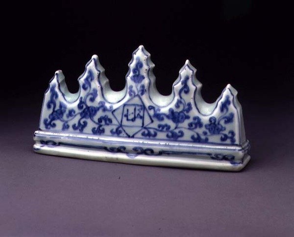 Podpórka do pióra, Ming, ok. 1368-1644 (porcelana z niebieską glazurą) autorstwa Ming Dynasty Chinese School