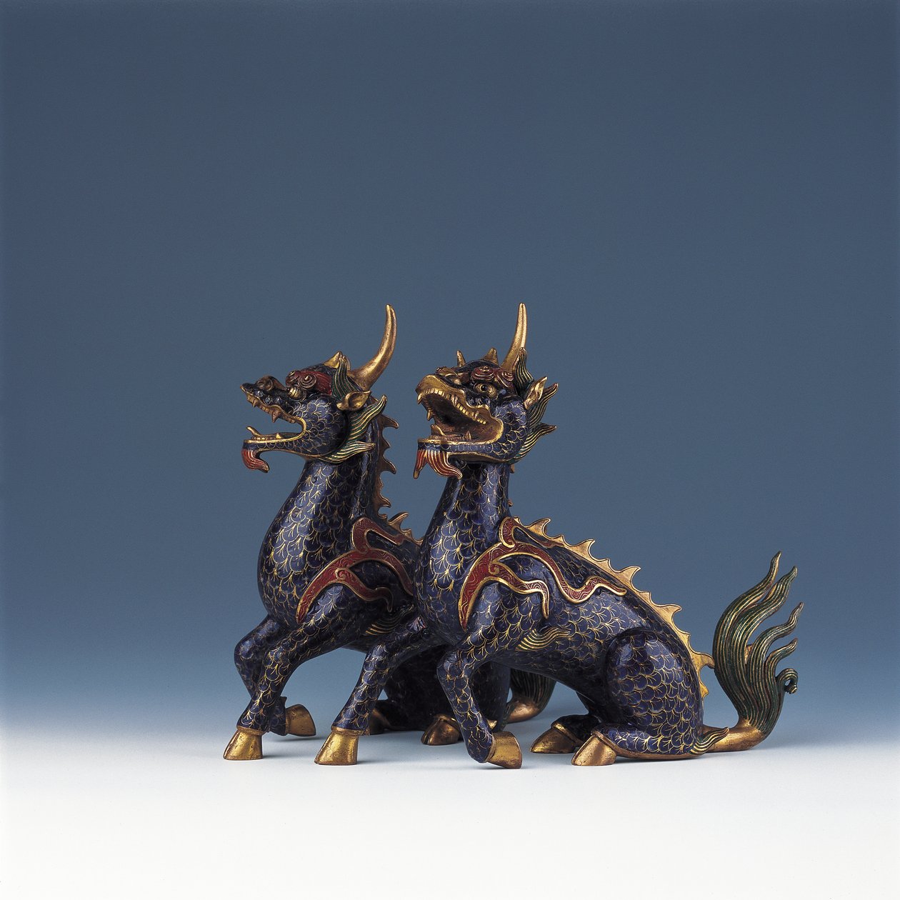 Para siedzącego qilin (emalia cloisonne i pozłacany brąz) autorstwa Ming Dynasty   Wanli Period Chinese School