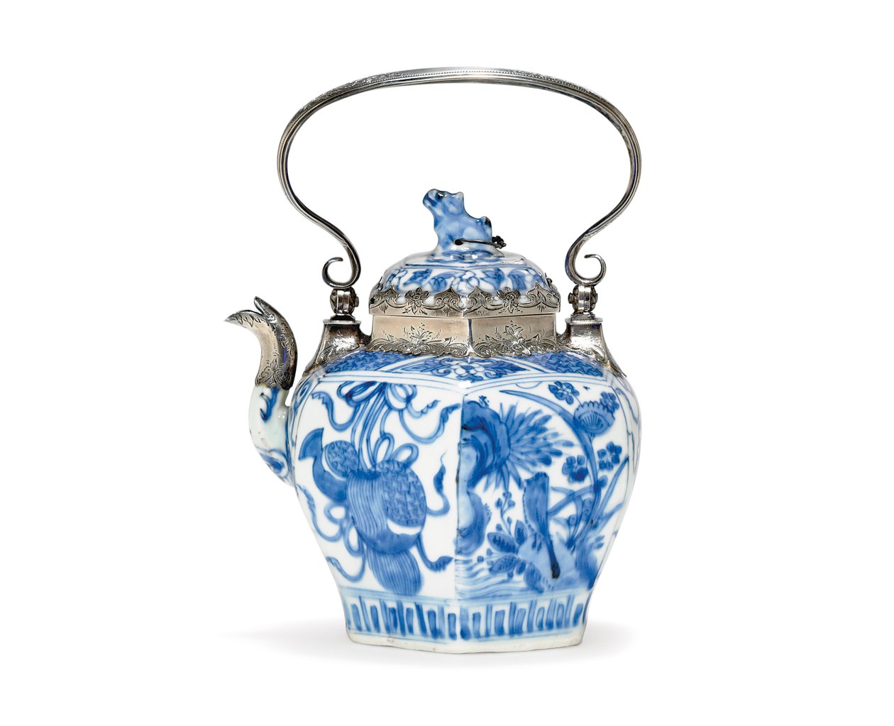 Niebiesko-biały czajniczek i pokrywka (ceramiczny i srebrny) autorstwa Ming Dynasty Chinese School