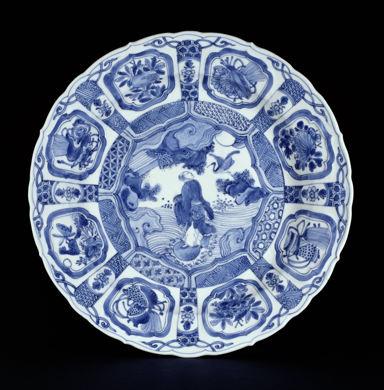 Niebiesko-biały półmisek kraaka namalowany z Li Tieguai przechodzącym przez morze na podwójnej tykwie, okres Wanli, 1594-1610 (porcelana) autorstwa Ming Dynasty Chinese School