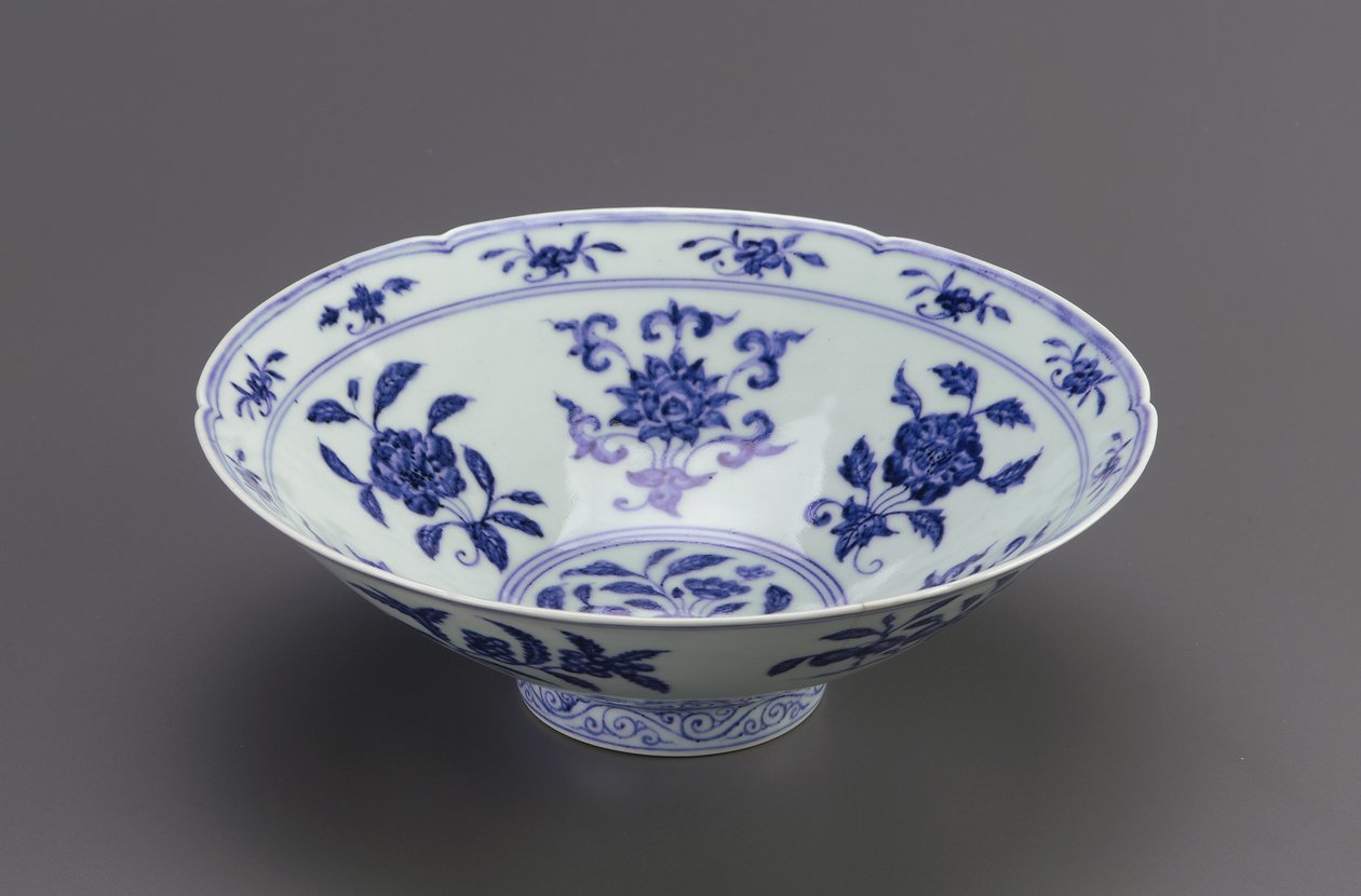 Miska ze stożkowymi bokami i foliowym brzegiem, Jingdezhen, prowincja Jiangxi, 1426-35 (porcelana z pigmentem kobaltowym pod bezbarwną glazurą) autorstwa Ming Dynasty Chinese School