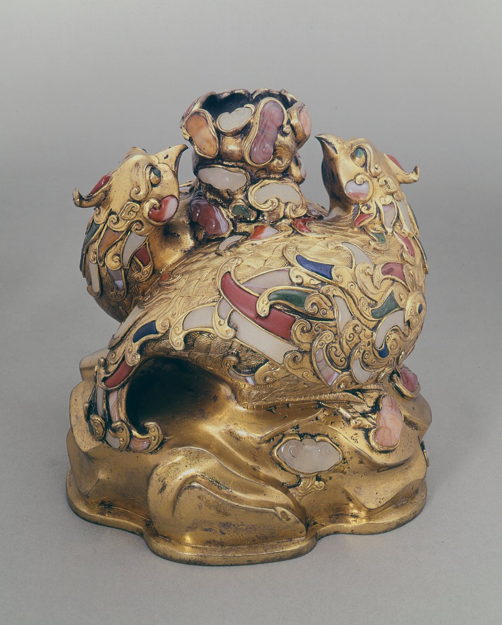 Chińskie złocone miedziane naczynie na wino w formie feniksów na skale autorstwa Ming Dynasty Chinese School