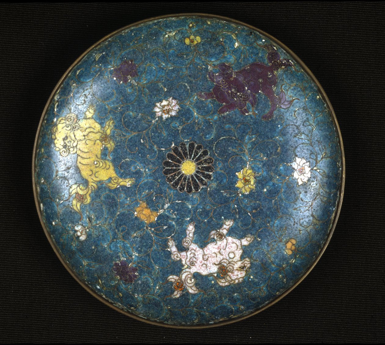 Talerz z miedzi i emalii Cloisonne, okres Ming (1368 - 1644). autorstwa Ming Dynasty Chinese School