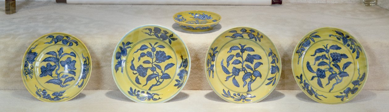 Żółte naczynia zmielone pomalowane na niebiesko pod glazurą, dynastia Ming (ceramika) autorstwa Ming Dynasty Chinese School
