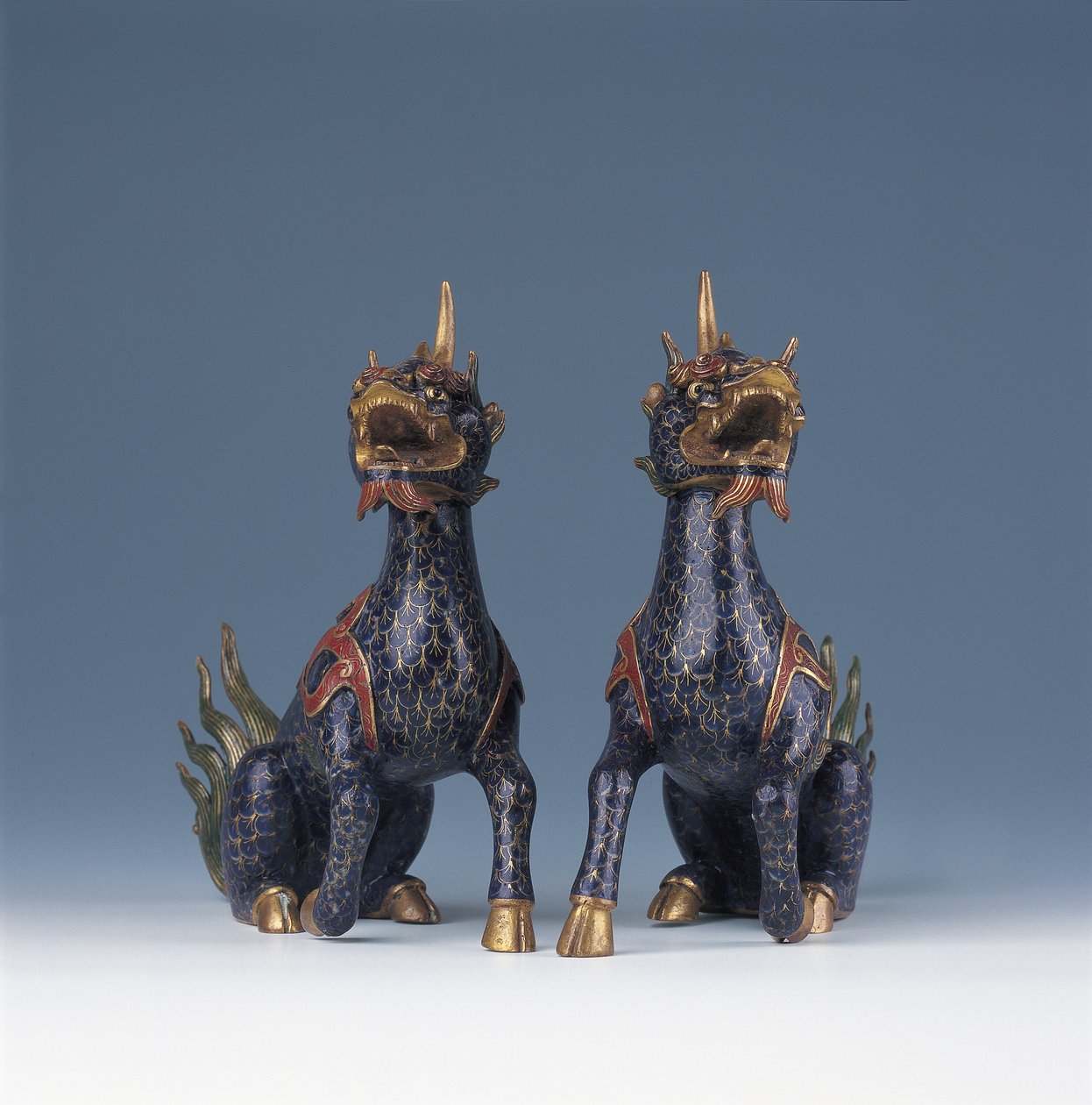 Para siedzącego qilin (emalia cloisonne i pozłacany brąz) autorstwa Ming Dynasty   Wanli Period Chinese School