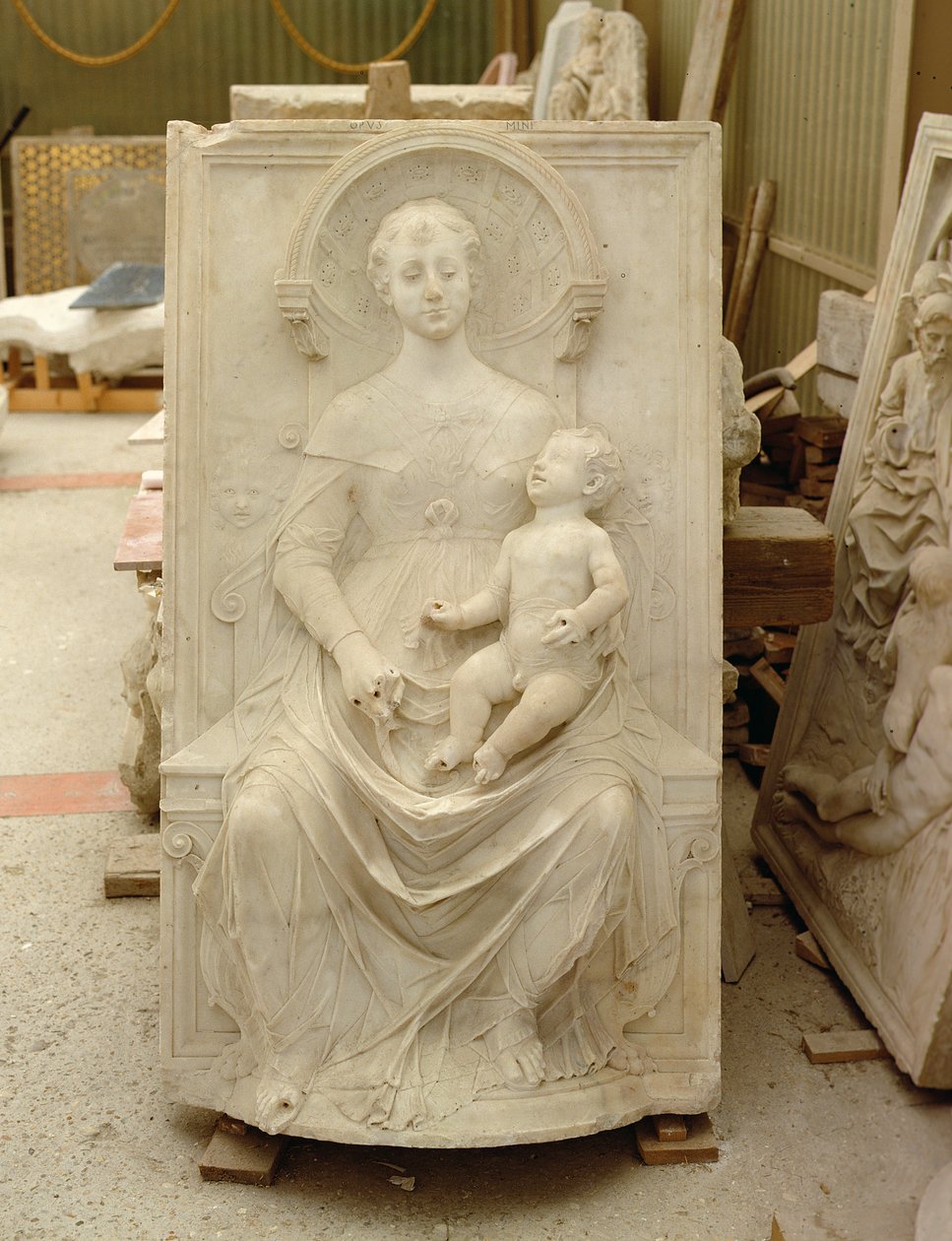 Madonna z Dzieciątkiem (marmur) autorstwa Mino da Fiesole