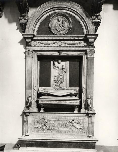 Pomnik hrabiego Ugo (zm.1001) margrabiego Toskanii (marmur) (zdjęcie czarno-białe) autorstwa Mino da Fiesole