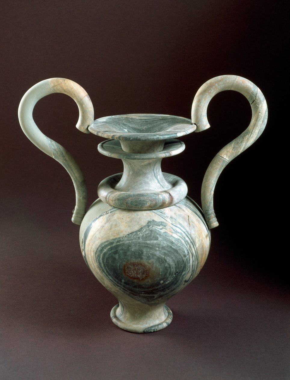 Sztuka minojska: waza kultu z marmuru. 1450 pne. Z lustralnego basenu Zakros, Crete Dim. 79 cm Heraklion, narodowe muzeum archeologiczne - sztuka minojska: kultowa amfora z wolutowymi uchwytami z żyłkowanego marmuru, z lustralnego basenu w Zakros na Krecie autorstwa Minoan