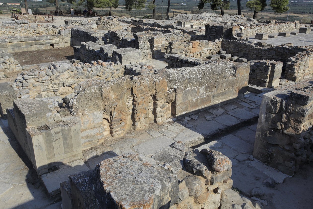 Minojskie stanowisko archeologiczne Fajstos. Kompleks północno-wschodni. Zespół czterech pomieszczeń bezpośrednio przylegających do starego pałacu. Te pomieszczenia służyły do przechowywania cennych naczyń rytualnych. Słynny „dysk Fajstos”” z hieroglificzn autorstwa Minoan
