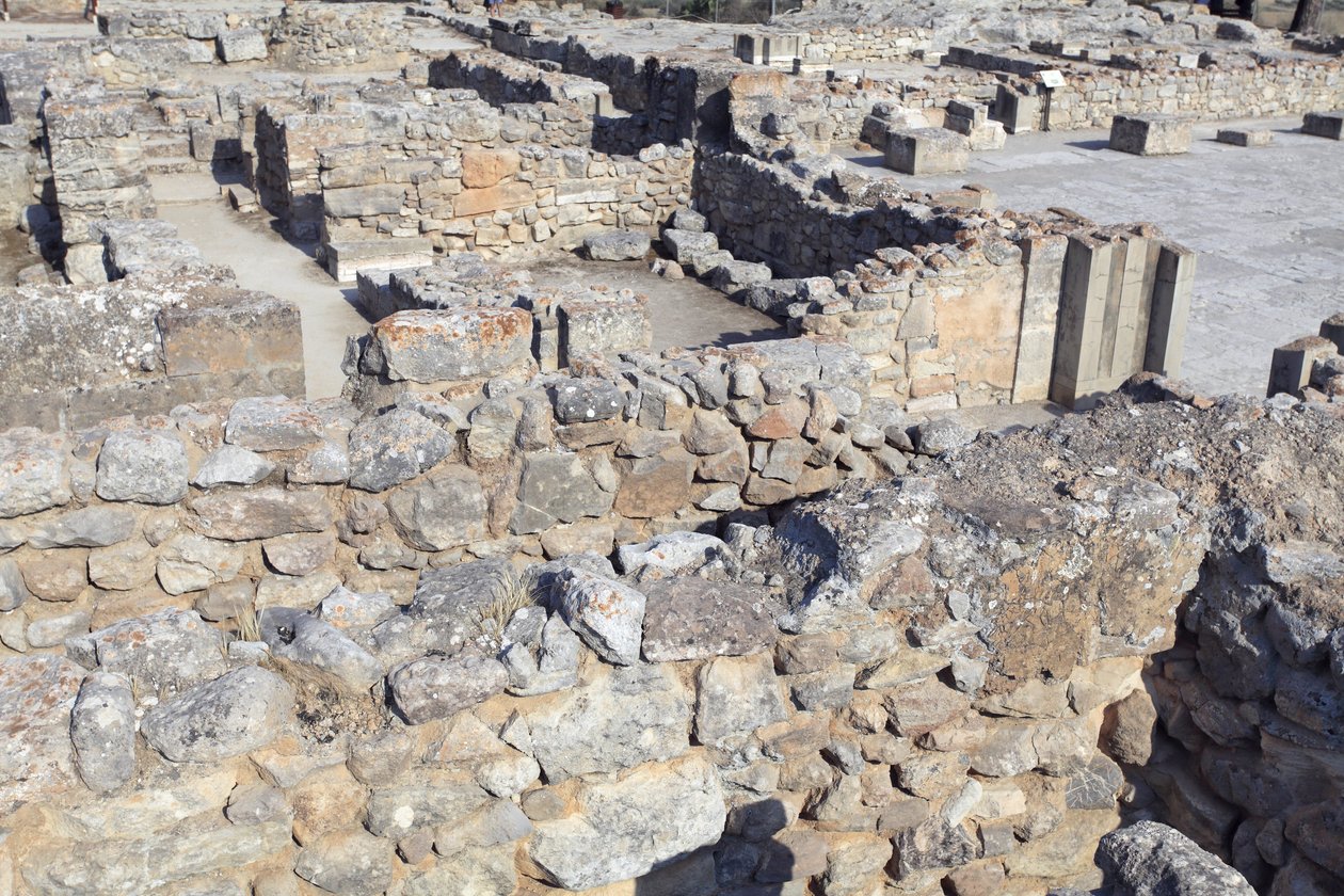 Minojskie stanowisko archeologiczne Fajstos. Kompleks północno-wschodni. Pomieszczenia te służyły do przechowywania cennych naczyń rytualnych. Słynny „Dysk Fajstos” z hieroglificznym pismem został znaleziony tutaj wraz z innymi glinianymi tabliczkami wpisa autorstwa Minoan