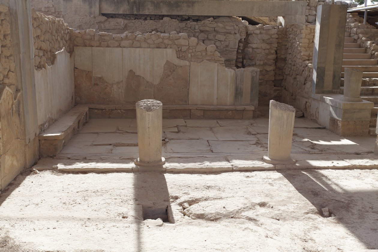 Minojskie stanowisko archeologiczne Fajstos. Megaron królowej (czyli apartamenty królowej). Najbardziej wysunięty na południe z „Królewskich apartamentów w Fajstos”. Podłogę wyłożono płytami gipsowymi i czerwonym tynkiem wypełniającym szczeliny. Gips był r autorstwa Minoan