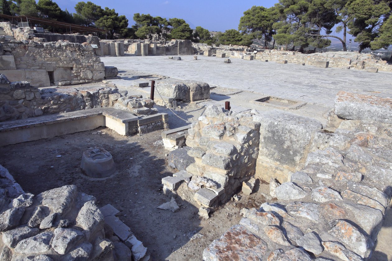 Minojskie stanowisko archeologiczne Fajstos. Dziedziniec centralny i „Świątynia Ławkowa”: małe i prostokątne pomieszczenie z niskimi ławkami biegnącymi wokół ścian, na których można podeprzeć przedmioty kultu i figurkę bóstwa. Na niektórych z nich znalezio autorstwa Minoan