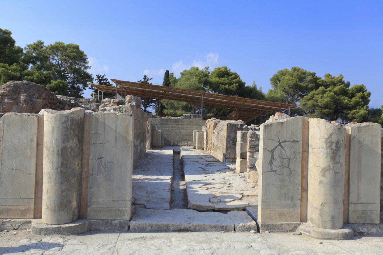 Minojskie stanowisko archeologiczne Fajstos. Brama skrzydła północnego otwierająca się na dziedziniec centralny. Skrzydło północne jest najważniejszym skrzydłem pałacu, ponieważ uważa się, że mieściło się w nim „Apartamenty Królewskie”. Brama prowadząca do autorstwa Minoan