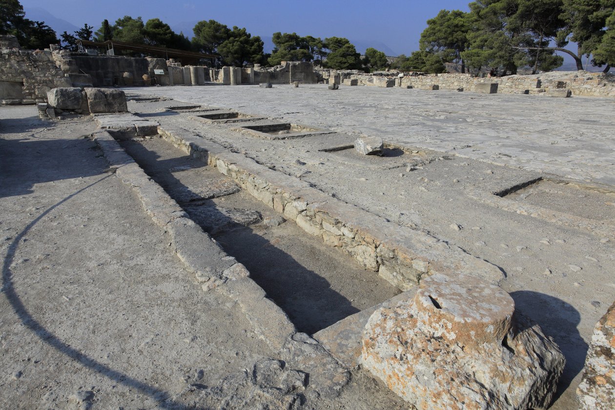 Minojskie stanowisko archeologiczne w Fajstos. Widok ogólny dziedzińca centralnego z sanktuariów skrzydła zachodniego.Dwór centralny jest podstawowym elementem architektonicznym pałacu Minoen. Jest to rdzeń, wokół którego osadzone są różne skrzydła. Ten ce autorstwa Minoan