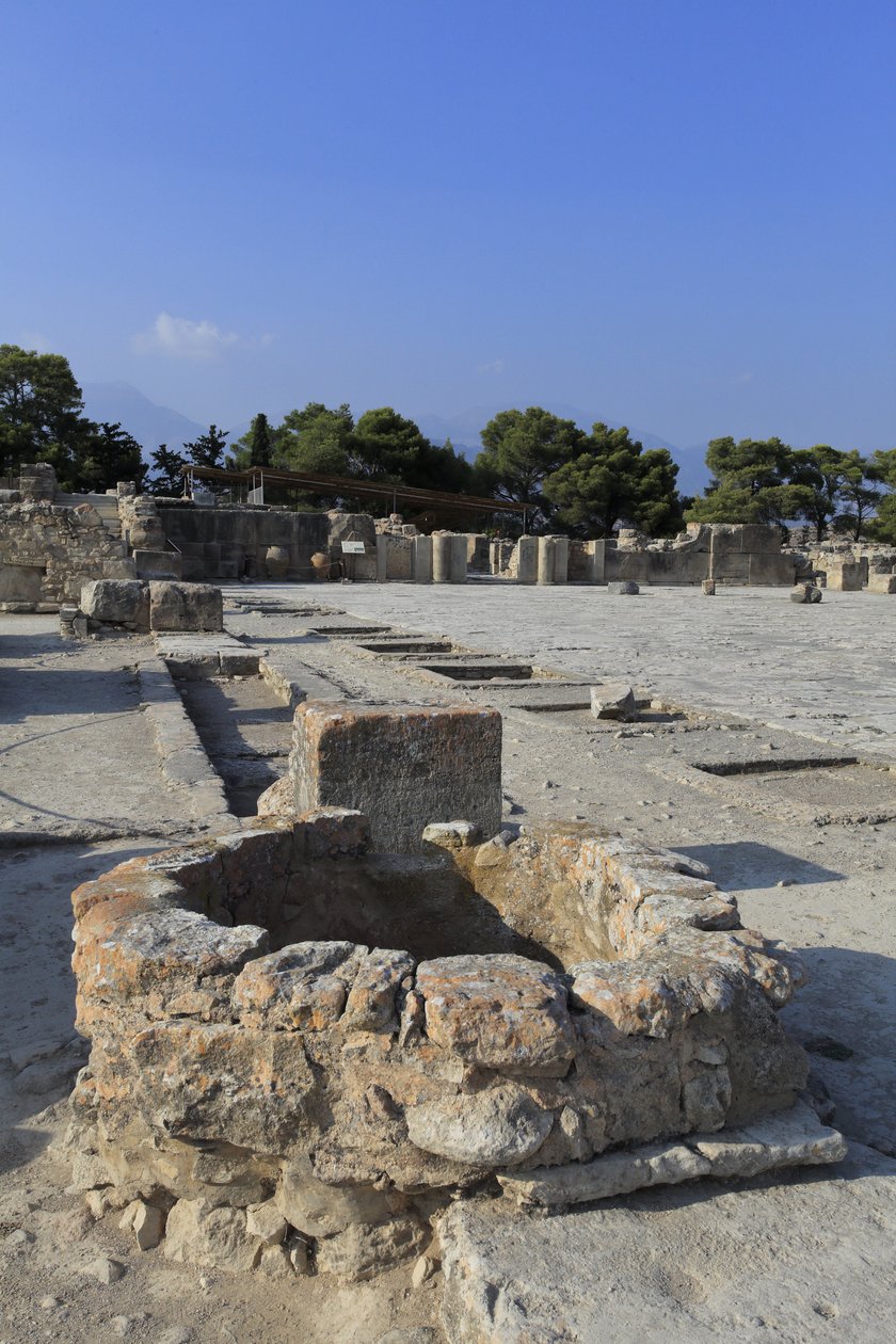 Minojskie stanowisko archeologiczne Fajstos. Widok ogólny dziedzińca centralnego z kapliczek skrzydła zachodniego. Dziedziniec centralny jest podstawowym elementem architektonicznym pałacu Minoen. Jest to rdzeń, wokół którego osadzone są różne skrzydła. Te autorstwa Minoan