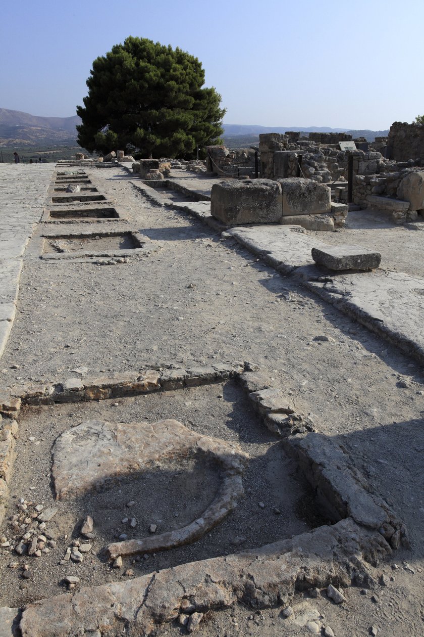 Minojskie stanowisko archeologiczne w Fajstos. Widok ogólny świątyń skrzydła zachodniego wzdłuż dziedzińca centralnego od skrzydła północnego. Istniały dwa rodzaje kapliczek: „Kapliczka ławkowa” i „Dorzecze Lutralna”. „”Świątynia ławkowa”” była małym i pro autorstwa Minoan