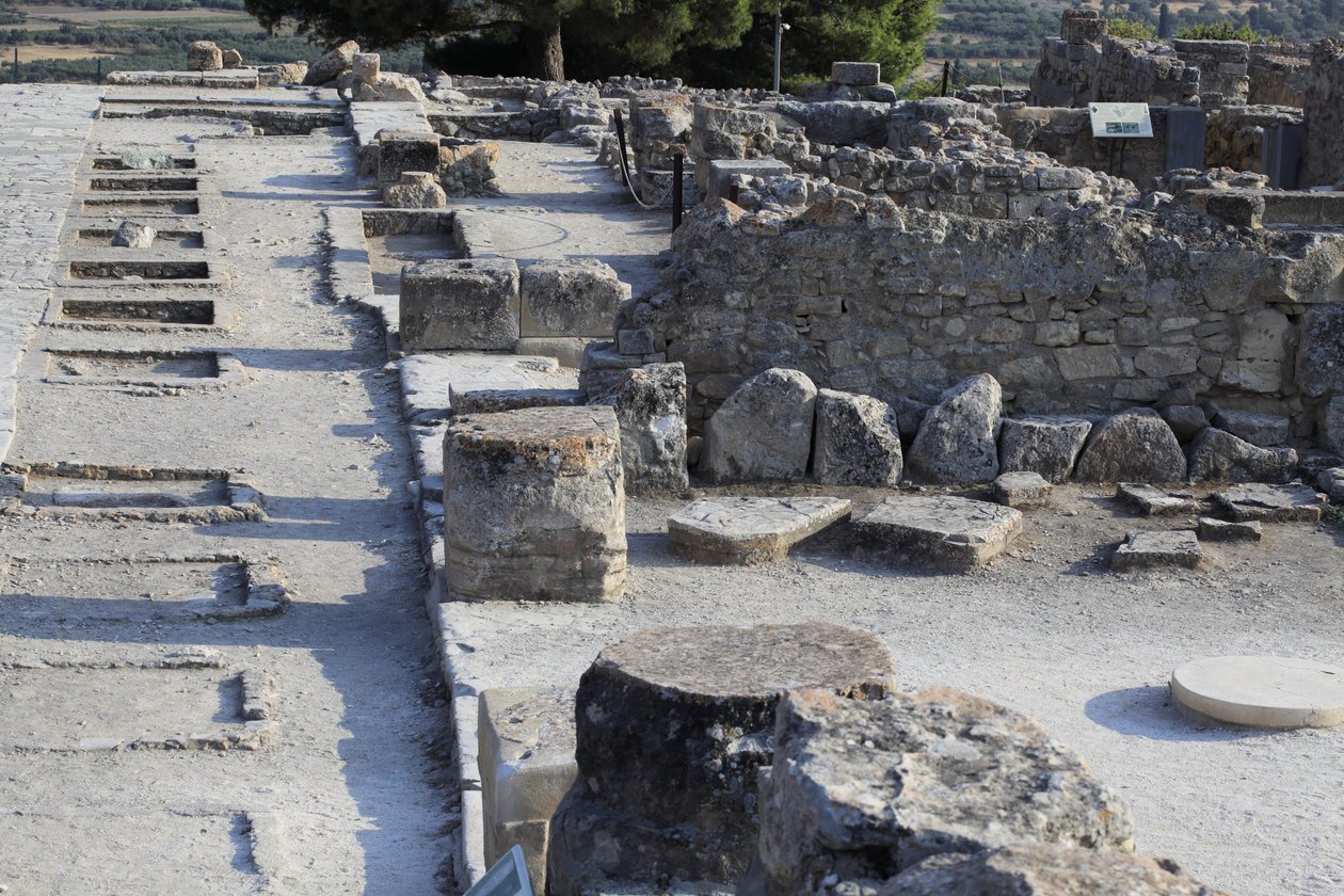 Minojskie stanowisko archeologiczne Fajstos. Widok ogólny świątyń skrzydła zachodniego wzdłuż dziedzińca centralnego od skrzydła północnego. Istniały dwa rodzaje kapliczek: „Kapliczka ławkowa” i „Dorzecze Lutralna”. „”Świątynia ławkowa”” była małym i prost autorstwa Minoan