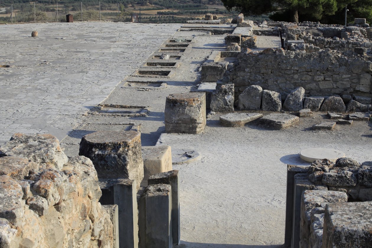 Minojskie stanowisko archeologiczne Fajstos. Widok ogólny świątyń skrzydła zachodniego wzdłuż dziedzińca centralnego od skrzydła północnego. Istniały dwa rodzaje kapliczek: „Kapliczka ławkowa” i „Dorzecze Lutralna”. „”Świątynia ławkowa”” była małym i prost autorstwa Minoan