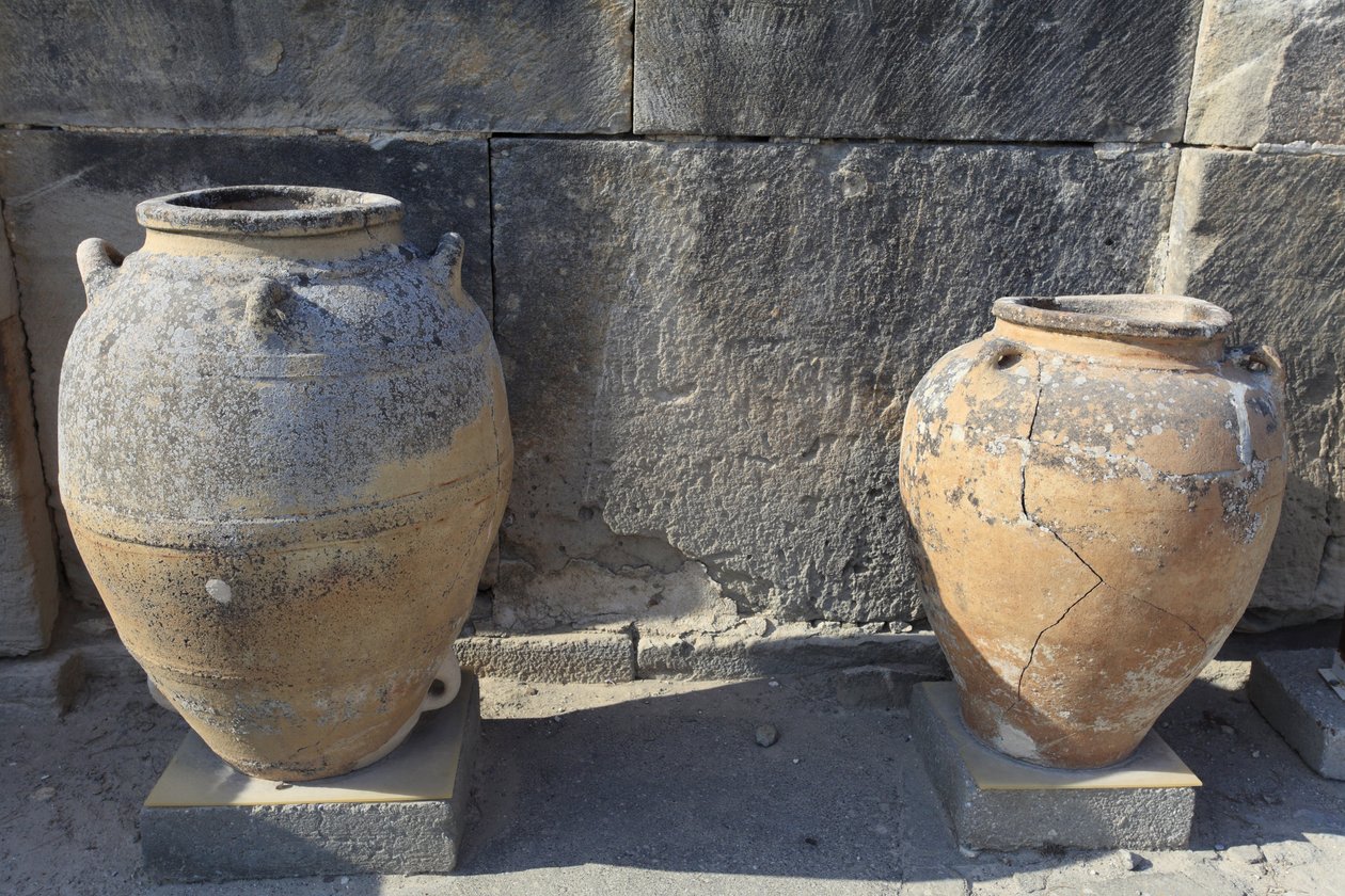 Minojskie stanowisko archeologiczne w Fajstos. Duży pithoi (słój do przechowywania), znaleziony przy dziedzińcu centralnym. Kreta. autorstwa Minoan