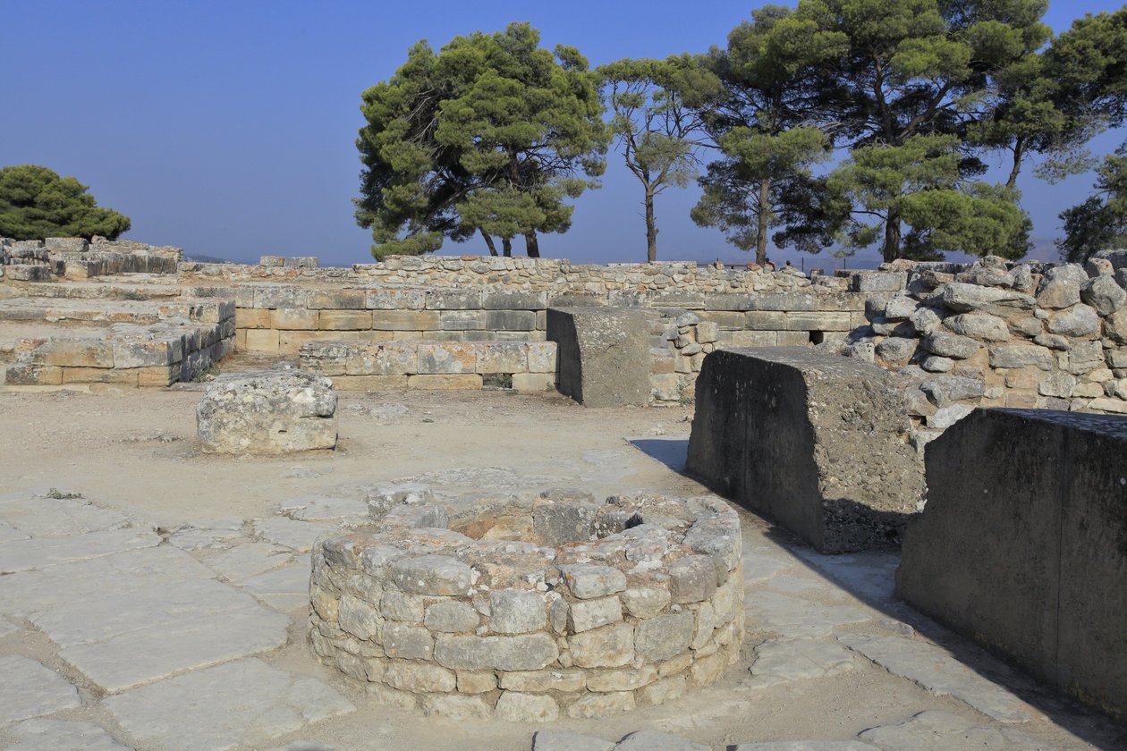 Minojskie stanowisko archeologiczne w Fajstos. Część kompleksu północno-wschodniego. Zespół czterech pomieszczeń bezpośrednio przylegających do starego pałacu. Te pomieszczenia służyły do przechowywania cennych naczyń rytualnych. Odnaleziono jej słynny „dy autorstwa Minoan