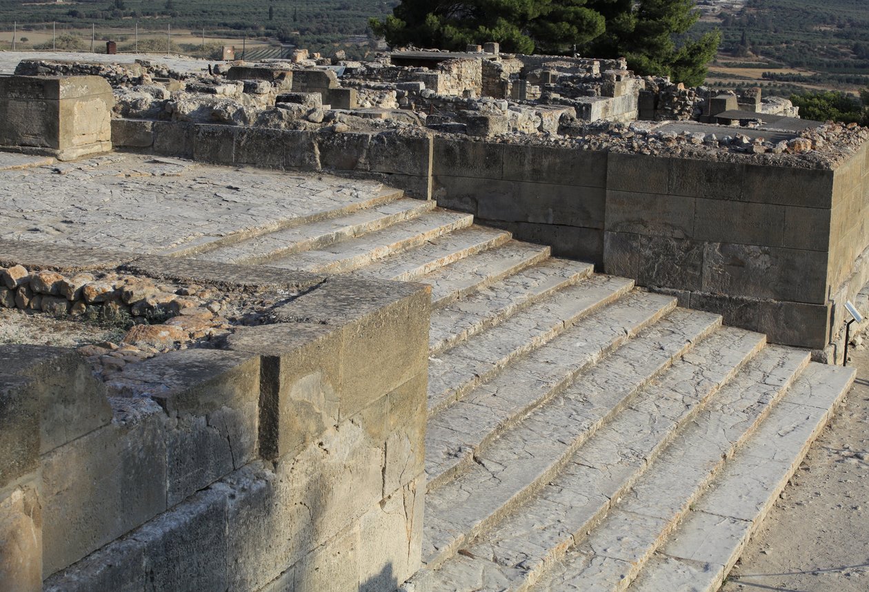 Minojskie stanowisko archeologiczne Fajstos. Schody zaczynają się na zachodnim dziedzińcu i prowadzą do Propylei, głównego i najbardziej imponującego wejścia do nowego pałacu (1700-1450 pne). Fajstos, Kreta. autorstwa Minoan