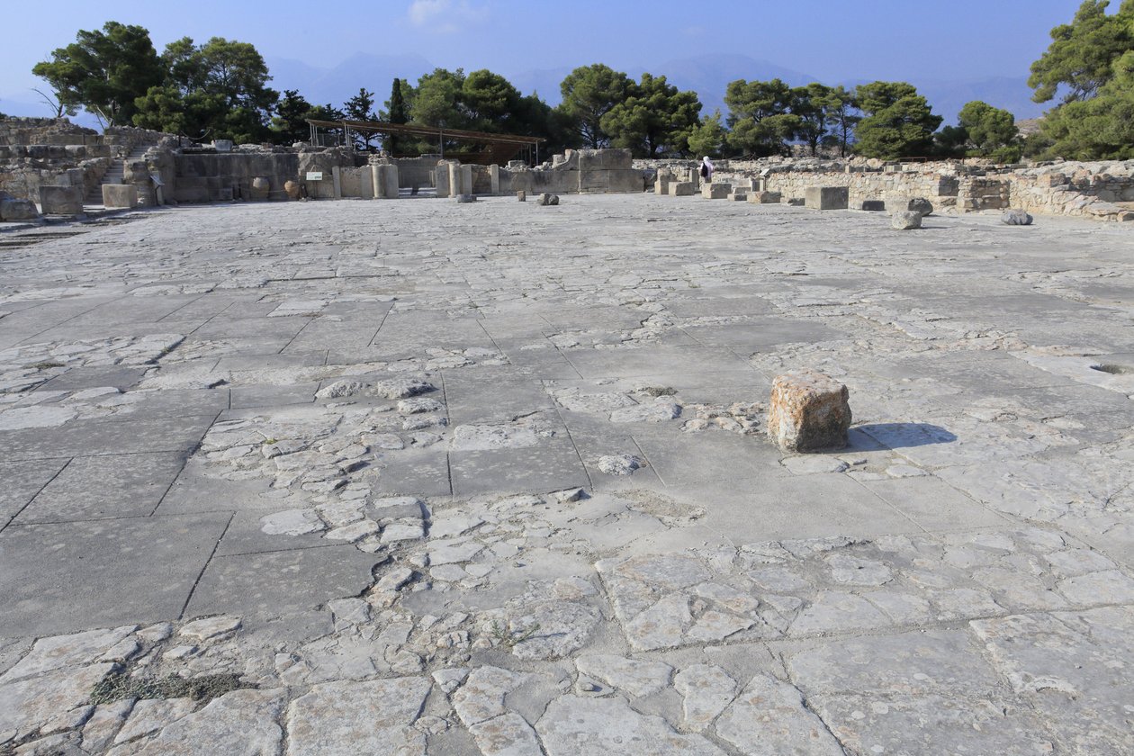 Minojskie stanowisko archeologiczne w Fajstos. Dziedziniec centralny, podstawowy element architektoniczny pałacu Minoen. Jest to rdzeń, wokół którego osadzone są różne skrzydła. Ten centralny dwór został zbudowany w czasach starego pałacu (1900-1700 pne).  autorstwa Minoan