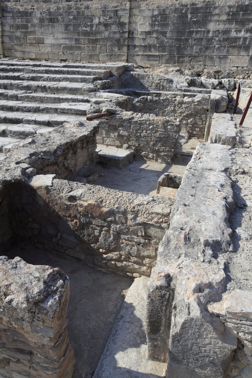 Minojskie stanowisko archeologiczne w Fajstos. Trójstronna świątynia. Ten zespół pomieszczeń przed Pałacem był małą świątynią. Fajstos, Kreta. autorstwa Minoan