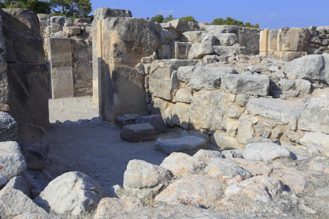 Minojskie stanowisko archeologiczne w Fajstos. Zachodnie czasopisma. Duży zespół magazynów pałacowych. Zobacz niektóre z 11 magazynów, w których przechowywano towary pałacu (1900-1700 pne) Phaistos, Kreta. autorstwa Minoan