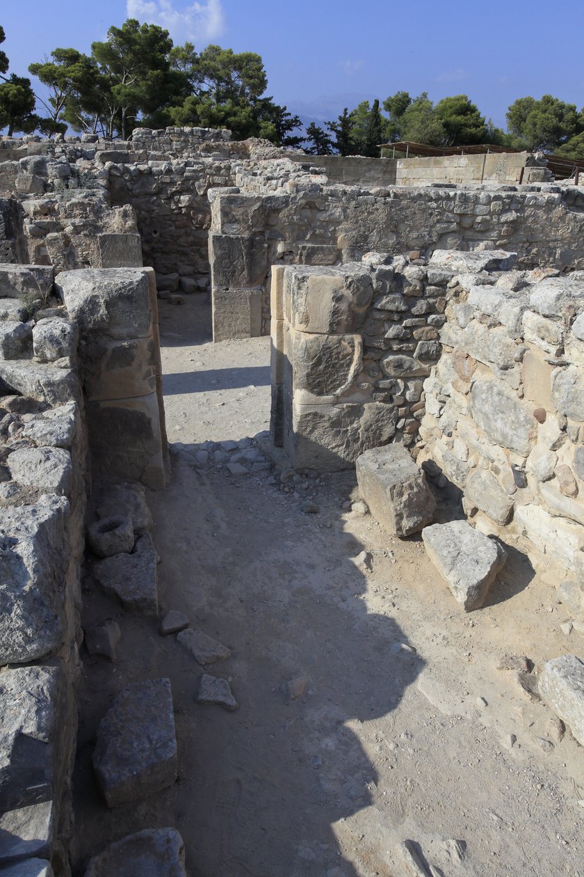 Minojskie stanowisko archeologiczne Fajstos. Zachodnie czasopisma. Duży zespół magazynów pałacowych. Zobacz niektóre z 11 magazynów, w których przechowywano towary pałacu (1900-1700 pne) Phaistos, Kreta. autorstwa Minoan