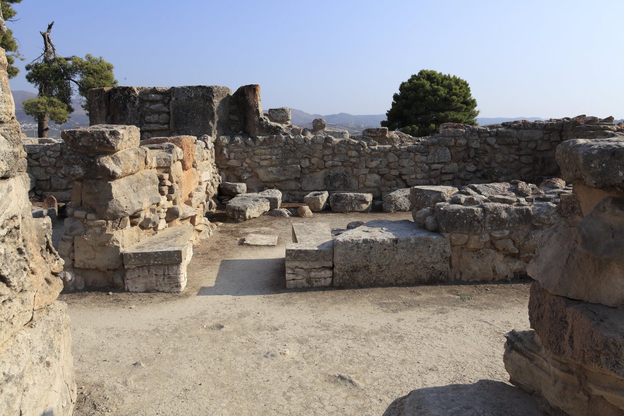 Minojskie stanowisko archeologiczne w Fajstos. Widok na „świątynię ławkową”” skrzydła zachodniego. „”Świątynia ławkowa”” była małym i prostokątnym pomieszczeniem z niskimi ławkami biegnącymi wokół ścian, aby podtrzymywać kultowe przedmioty i figurki bóstwa autorstwa Minoan