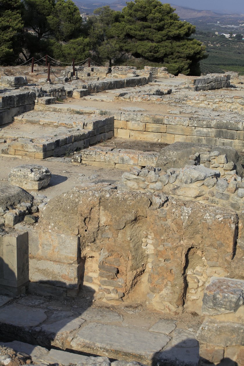 Minojskie stanowisko archeologiczne Fajstos. Widok na kompleks północno-wschodni. Zespół czterech pomieszczeń bezpośrednio przylegających do starego pałacu. Pomieszczenia te służyły do przechowywania cennych naczyń rytualnych. Słynny „dysk Fajstos”” z hier autorstwa Minoan