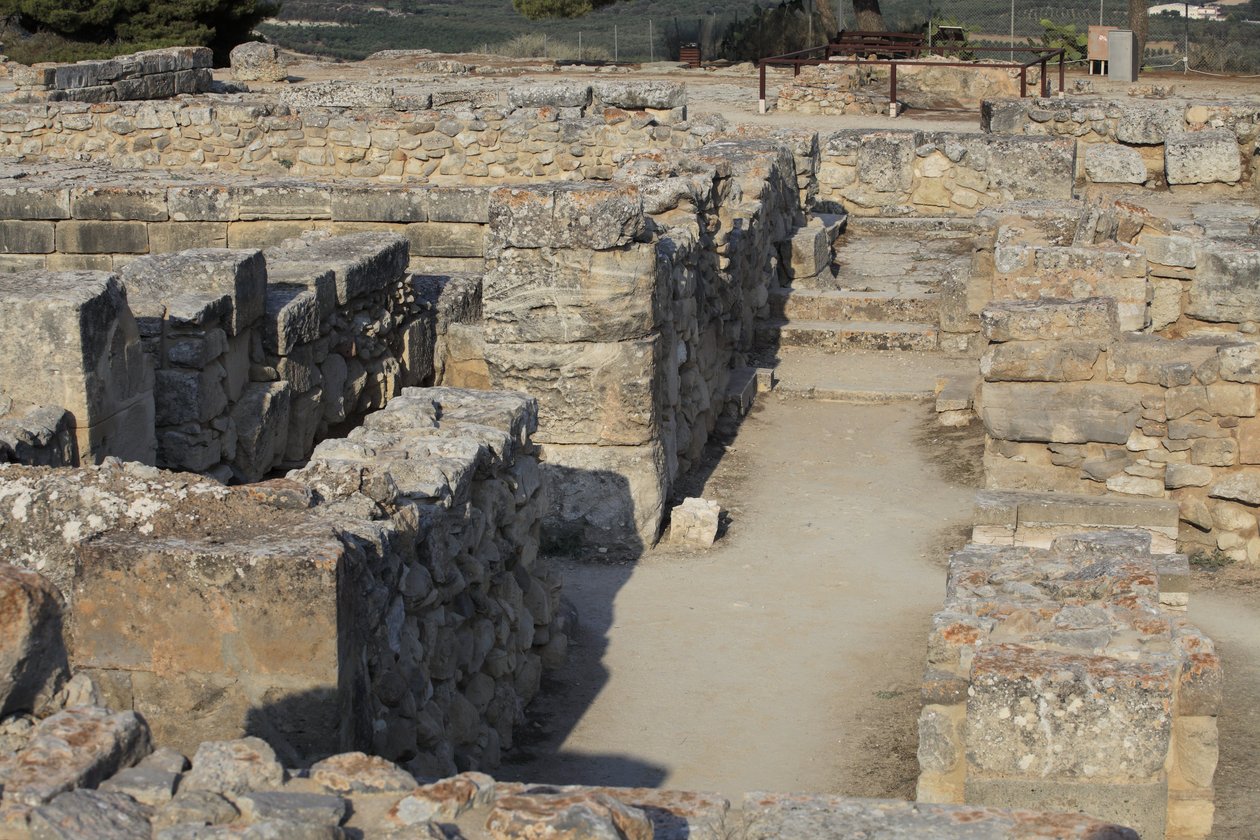 Minojskie stanowisko archeologiczne Fajstos. Widok na kompleks północno-wschodni. Zespół czterech pomieszczeń bezpośrednio przylegających do starego pałacu. Pomieszczenia te służyły do przechowywania cennych naczyń rytualnych. Słynny „dysk Fajstos”” z hier autorstwa Minoan