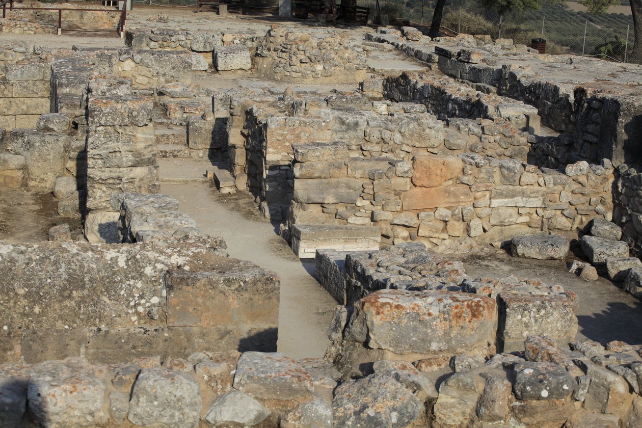 Minojskie stanowisko archeologiczne Fajstos. Widok na kompleks północno-wschodni. Zespół czterech pomieszczeń bezpośrednio przylegających do starego pałacu. Pomieszczenia te służyły do przechowywania cennych naczyń rytualnych. Słynny „dysk Fajstos”” z hier autorstwa Minoan