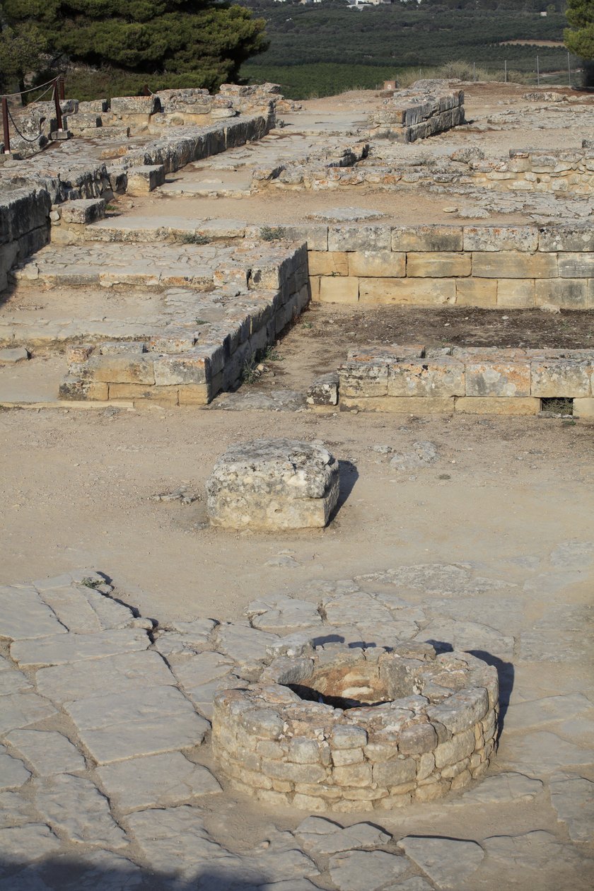 Minojskie stanowisko archeologiczne Fajstos. Widok na kompleks północno-wschodni. Zespół czterech pomieszczeń bezpośrednio przylegających do starego pałacu. Pomieszczenia te służyły do przechowywania cennych naczyń rytualnych. Słynny „dysk Fajstos”” z hier autorstwa Minoan