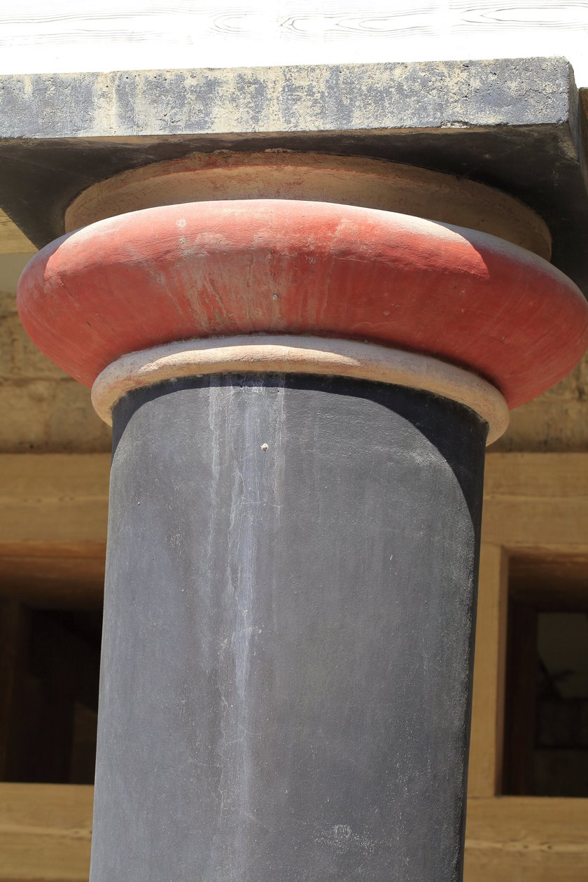 Stanowisko archeologiczne Minoen w Knossos. Fragment kolumny Sali podwójnych toporów i megaron królowej pałacu króla Minosa. Knossos, Kreta. autorstwa Minoan