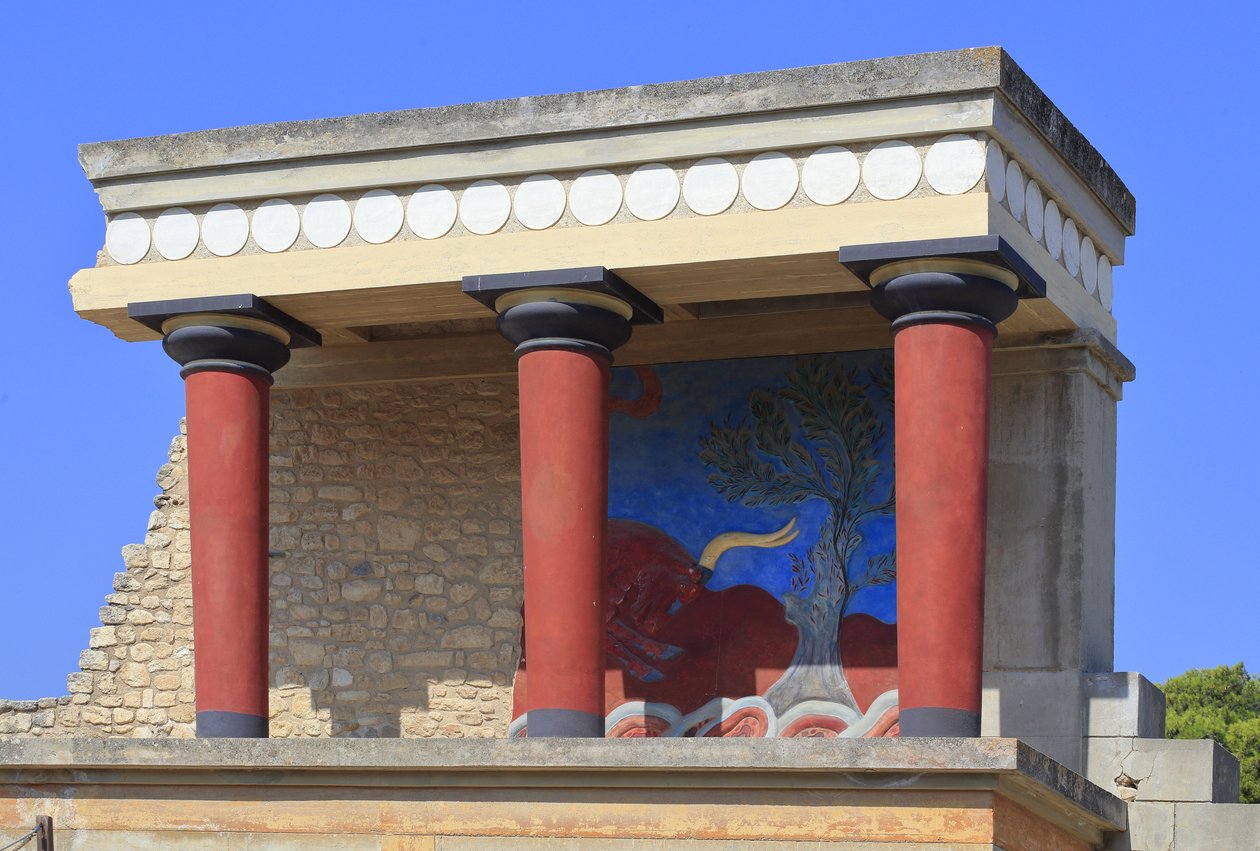 Stanowisko archeologiczne Minoen w Knossos. Wejście północne, Sala z filarem północnym. Bastion zrekonstruowany przez Arthura Evansa, w którym umieścił kopię odrestaurowanego płaskorzeźbionego fresku z bykiem. Knossos, Kreta. autorstwa Minoan