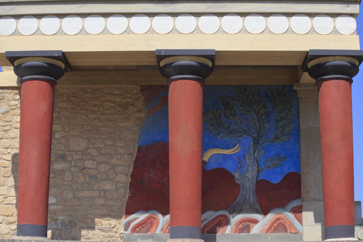 Stanowisko archeologiczne Minoen w Knossos. Wejście północne, Sala z filarem północnym. Bastion zrekonstruowany przez Arthura Evansa, w którym umieścił kopię odrestaurowanego płaskorzeźbionego fresku z bykiem. Knossos, Kreta. autorstwa Minoan
