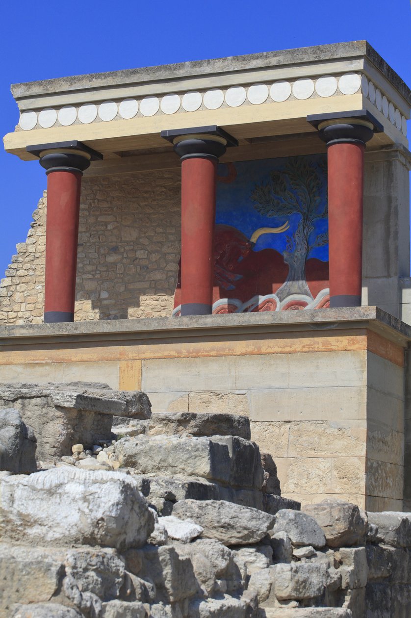 Stanowisko archeologiczne Minoen w Knossos. Wejście północne, Sala z filarem północnym. Bastion zrekonstruowany przez Arthura Evansa, w którym umieścił kopię odrestaurowanego płaskorzeźbionego fresku z bykiem. Knossos, Kreta. autorstwa Minoan