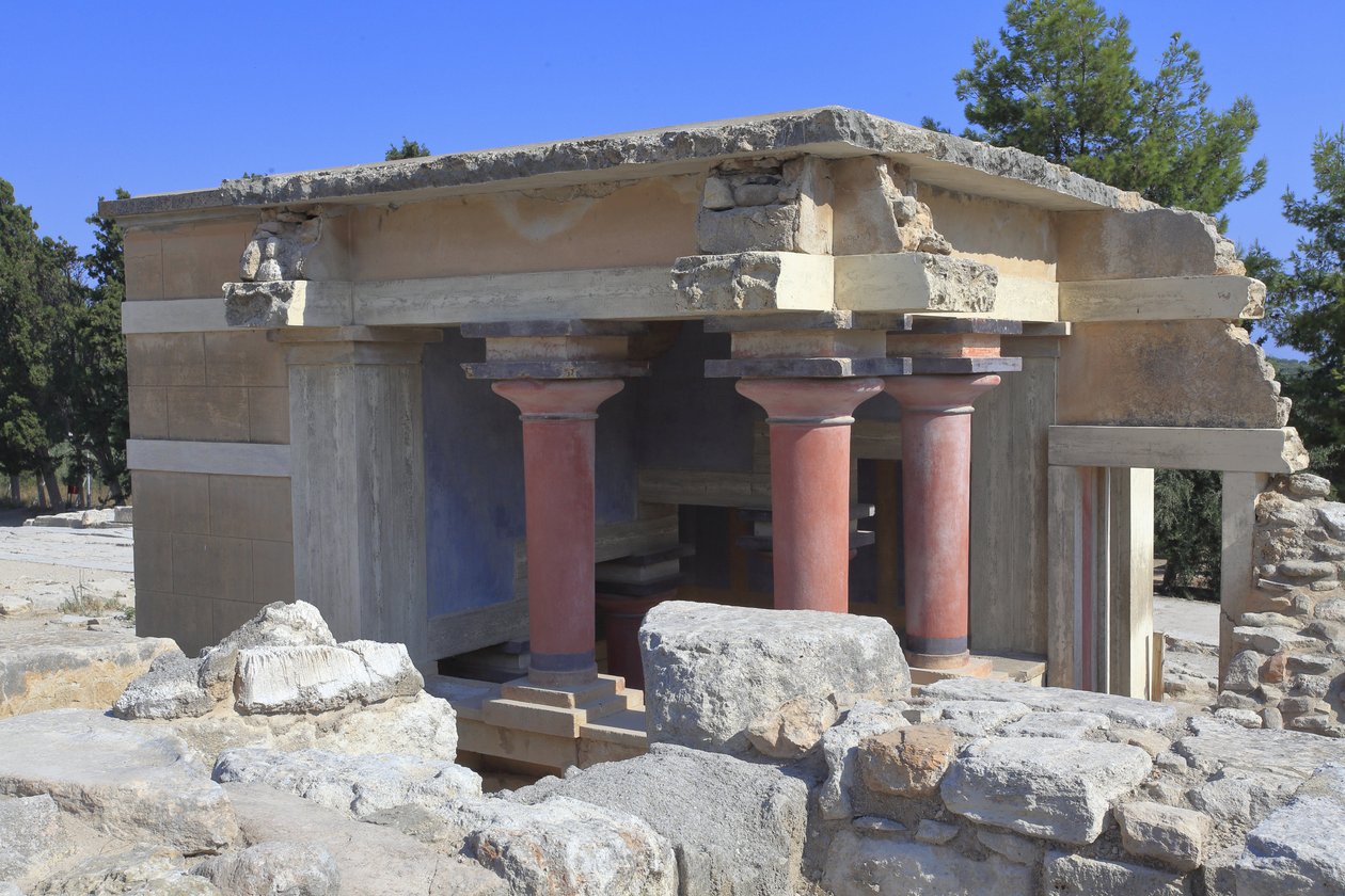 Stanowisko archeologiczne Minoen w Knossos. Północne baseny lustralne. Północne wejście do pałacu. Według A. Evansa budynek ten był używany do ceremonii oczyszczania i dlatego nazwano to miejsce „” misami lustralnymi””. Knossos, Kreta. autorstwa Minoan