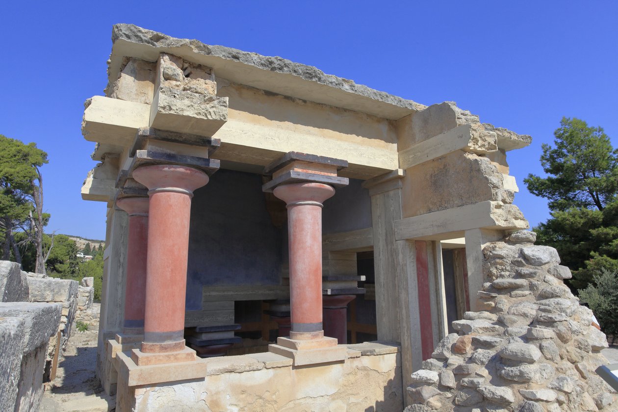 Stanowisko archeologiczne Minoen w Knossos. Północne baseny lustralne. Wejście północne do pałacu. Według A. Evansa budynek ten był używany do ceremonii oczyszczania i dlatego nazwano to miejsce „” misami lustralnymi””. Knossos, Kreta. autorstwa Minoan