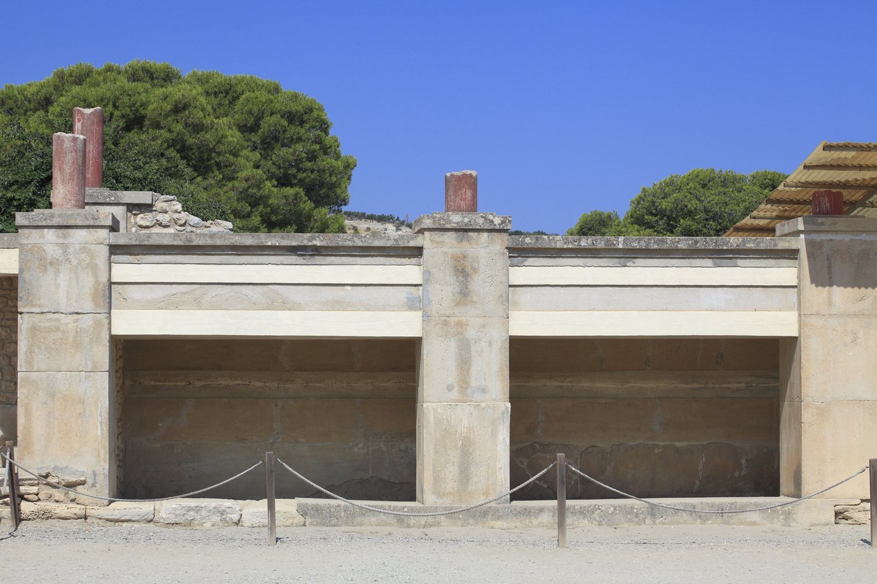 Stanowisko archeologiczne Minoen w Knossos. Zachodnie skrzydło; Aera nazwana „Trójstronną świątynią” przez A. Evansa. Wewnątrz sanktuarium znaleziono wiele przedmiotów religijnych takich jak gliniane tabliczki czy gliniane odciski pieczęci prawdopodobnie z autorstwa Minoan