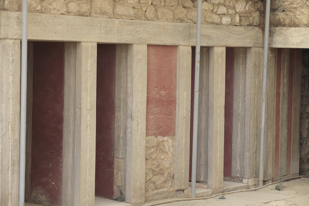 Stanowisko archeologiczne Minoen w Knossos. Skrzydło zachodnie obok „”trójstronnej kapliczki””. Pomieszczenie z dwoma dużymi prostokątnymi repozytoriami zatopionymi w podłodze. Były pełne glinianych wazonów i cennych beczek, wśród których znalazły się słyn autorstwa Minoan