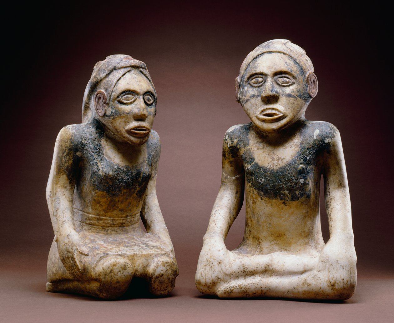 Siedzące postacie mężczyzny i kobiety, Etowah, 1200-1450 (marmur) (zob. też 422895) autorstwa Mississippian culture