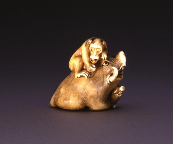 Netsuke, przedstawiający dzika z małpą, ok. 1800-10 (kość słoniowa i inkrustowany róg) autorstwa Mitsuhide