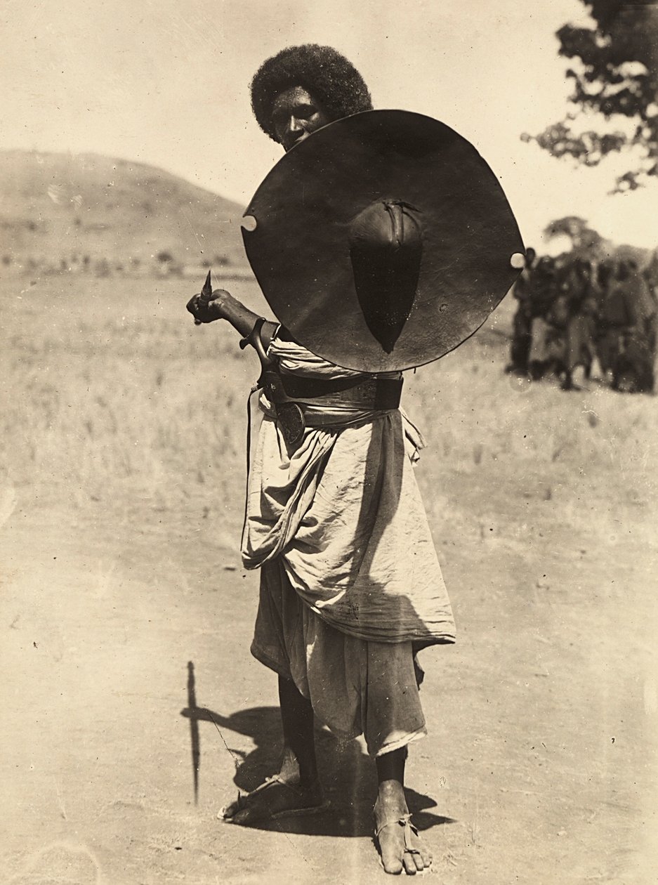 Budowanie imperium w epoce faszystowskiej: wojownik Cunama, 09.05.1936 (zdjęcie czarno-białe) autorstwa Modestino Baldinetti
