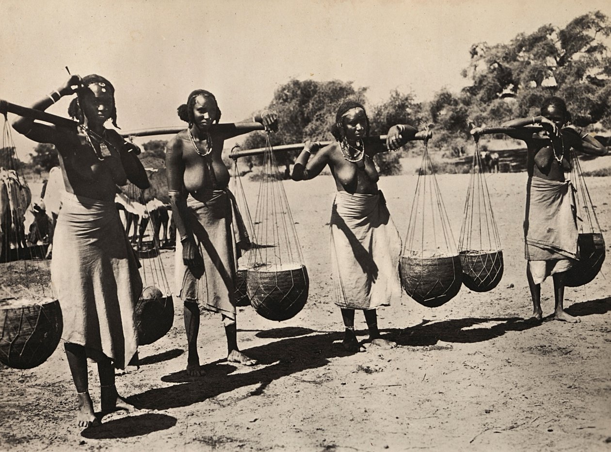 Budowanie imperium w epoce faszystowskiej: kobiety Cunama niosące wodę, 09.05.1936 (zdjęcie czarno-białe) autorstwa Modestino Baldinetti