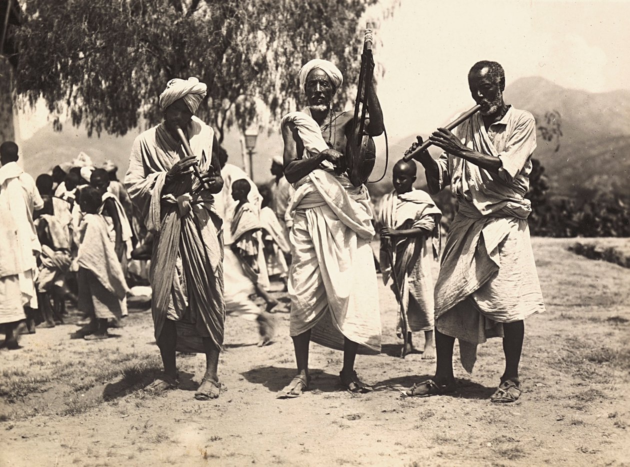 „Budowanie imperium” w epoce faszystowskiej: muzycy Habab, 9.05.1936 (zdjęcie czarno-białe) autorstwa Modestino Baldinetti