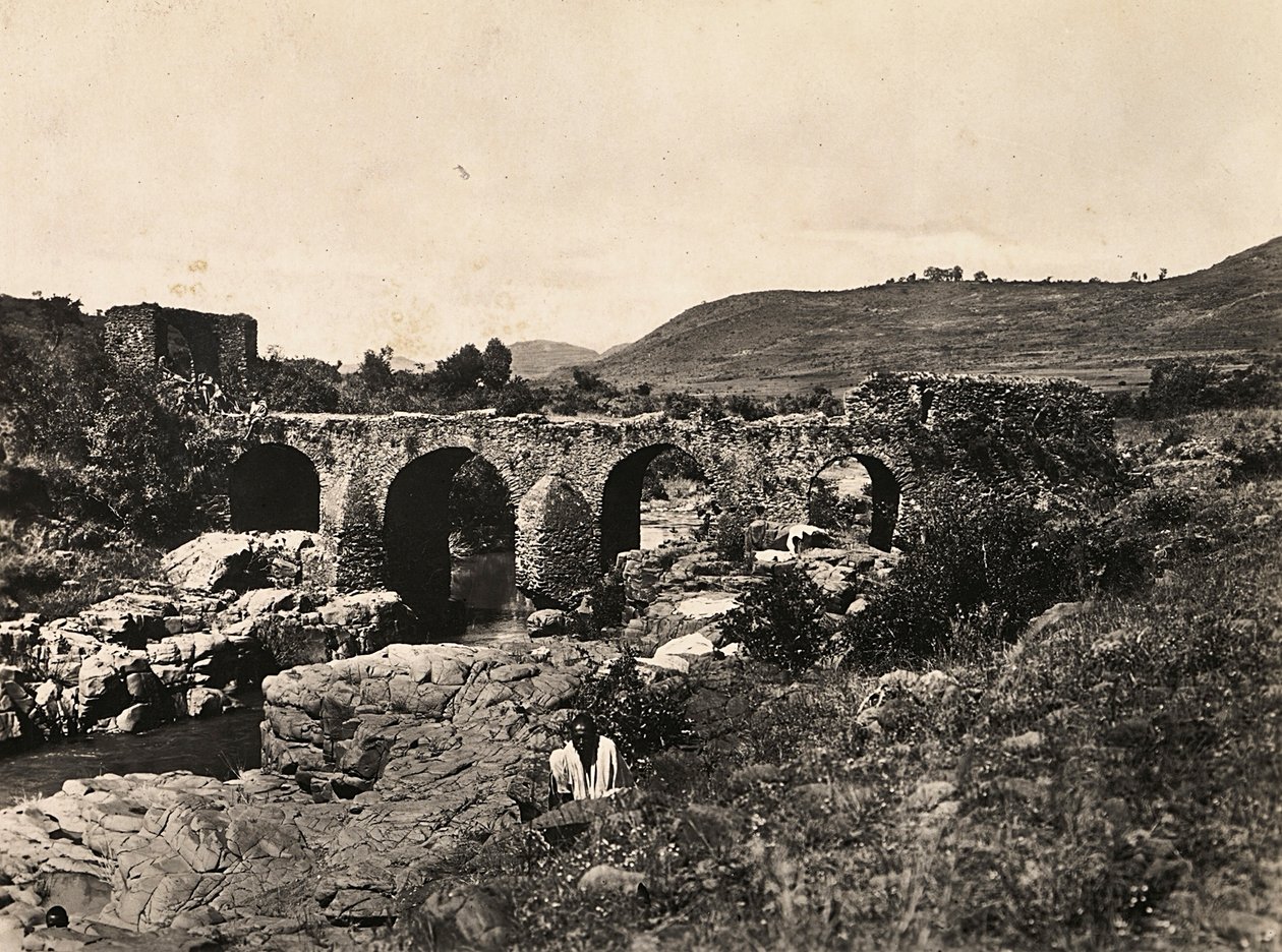 „Budowanie imperium” w epoce faszystowskiej: most portugalski w Gondar, Etiopia, 9.05.1936 (zdjęcie czarno-białe) autorstwa Modestino Baldinetti