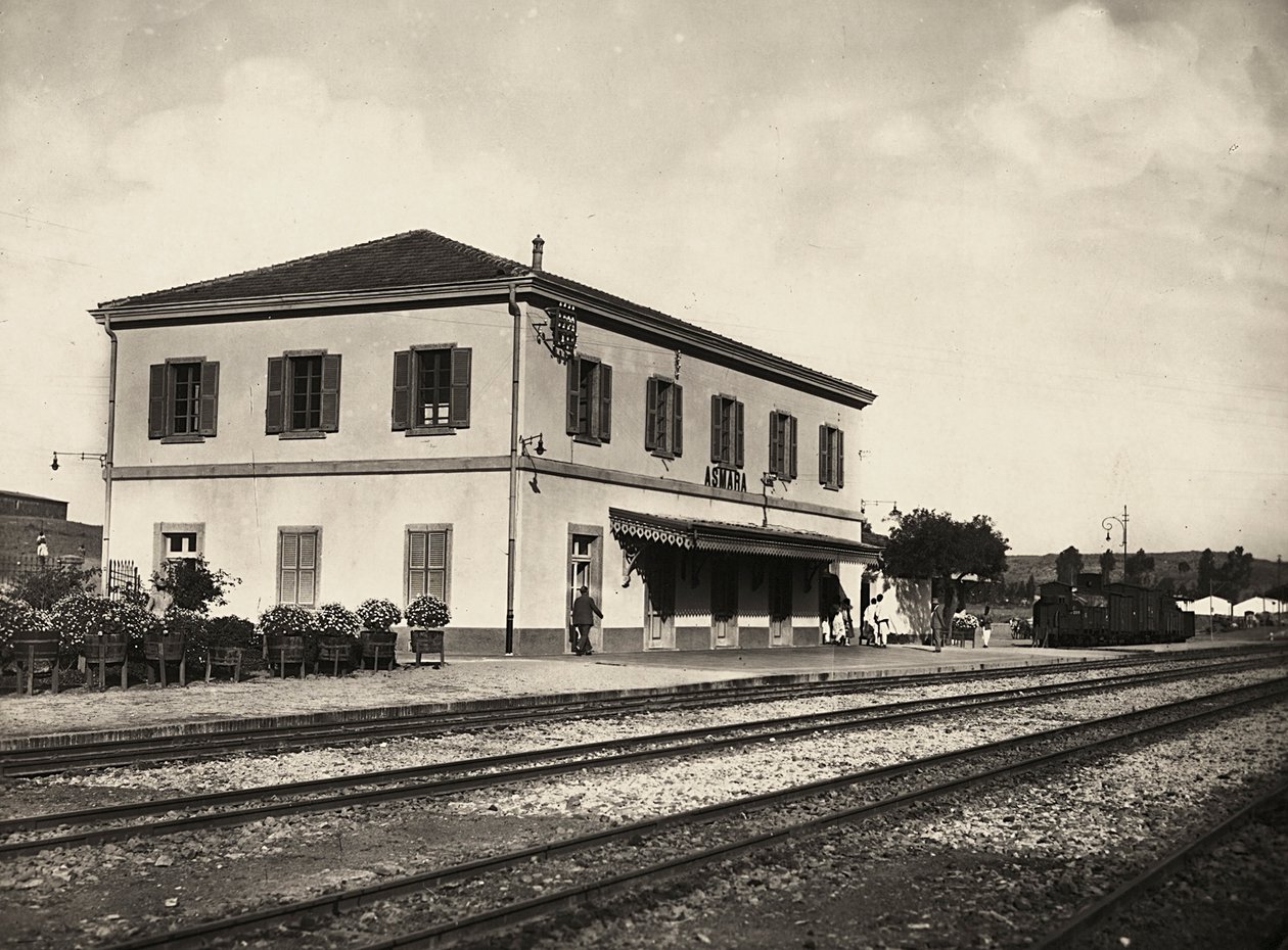 Budowanie imperium w epoce faszystowskiej: Dworzec kolejowy w Asmarze, 09.05.1936 (zdjęcie czarno-białe) autorstwa Modestino Baldinetti